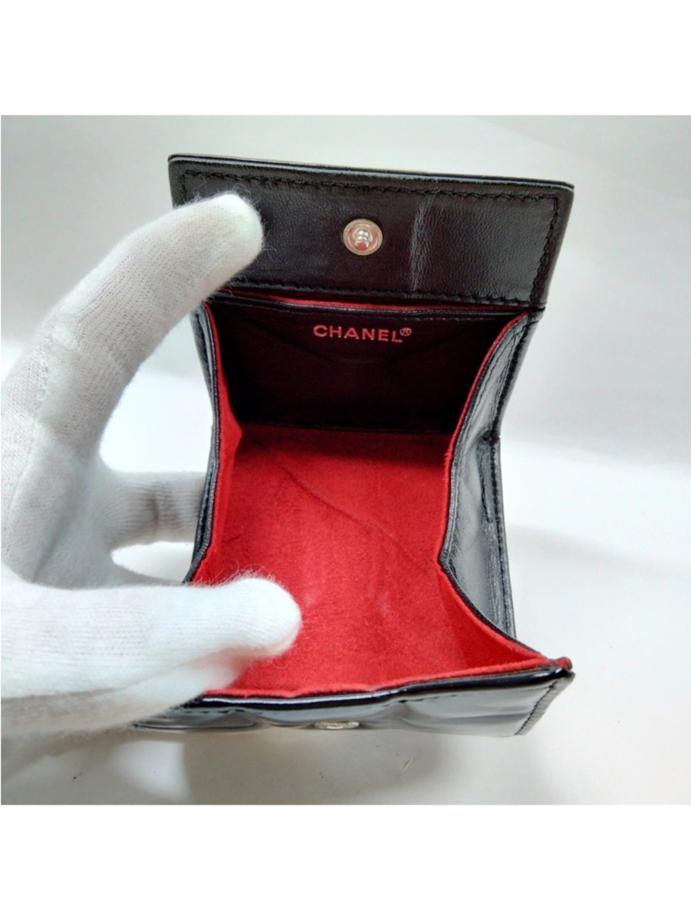 CHANEL Black Quilted Patent Leather Small Coin Case - Picture 4 of 9